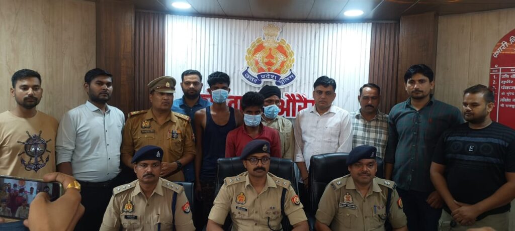 औरैया : पुलिस ने तीन तस्करों को दबोचा, 50 लाख की कीमत का गांजा बरामद