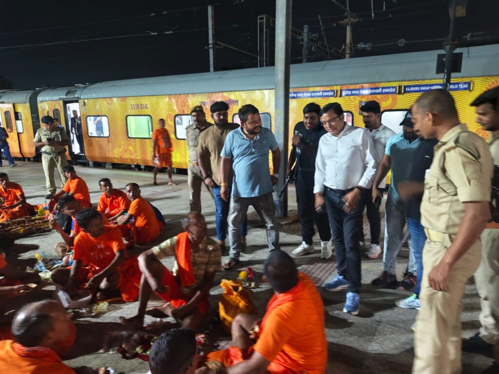 Bhadohi MP Dr. Vinod Bind welcomed the Kanwarias at DDU station