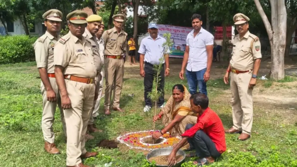 औरैया : आयोजित हुआ ‘एक पेड़ गुरु के नाम’ कार्यक्रम, गुरु दक्षिणा अभियान के तहत बच्चों ने रोपे पौधे