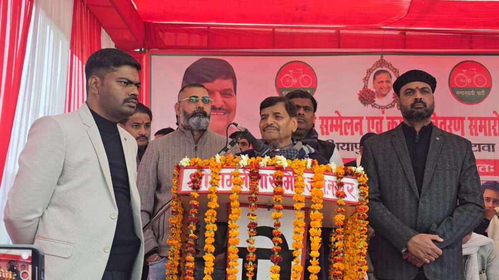 गाँव अधियापुर में शिवपाल सिंह यादव ने सैकड़ो जरूरतमंदों को बांटे कंबल, भाजपा सरकार पर जमकर साधा निशाना