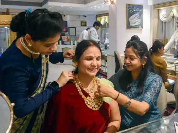 Gold Silver Price Today: 8 फरवरी को सोने महंगा हुआ या सस्ती, खरीदने से पहले चेक करे भाव 2 Gold Silver Price Today: 8 फरवरी को सोने महंगा हुआ या सस्ती, खरीदने से पहले चेक करे भाव