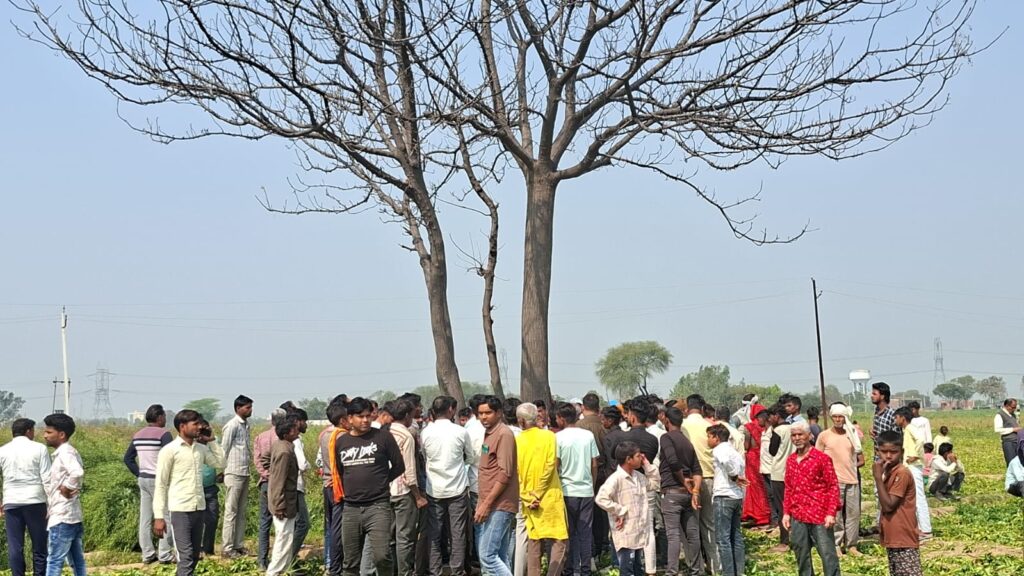 पेड़ से लटका मिला 50 वर्षीय किसान का शव, जांच में जुटी पुलिस 3 38418