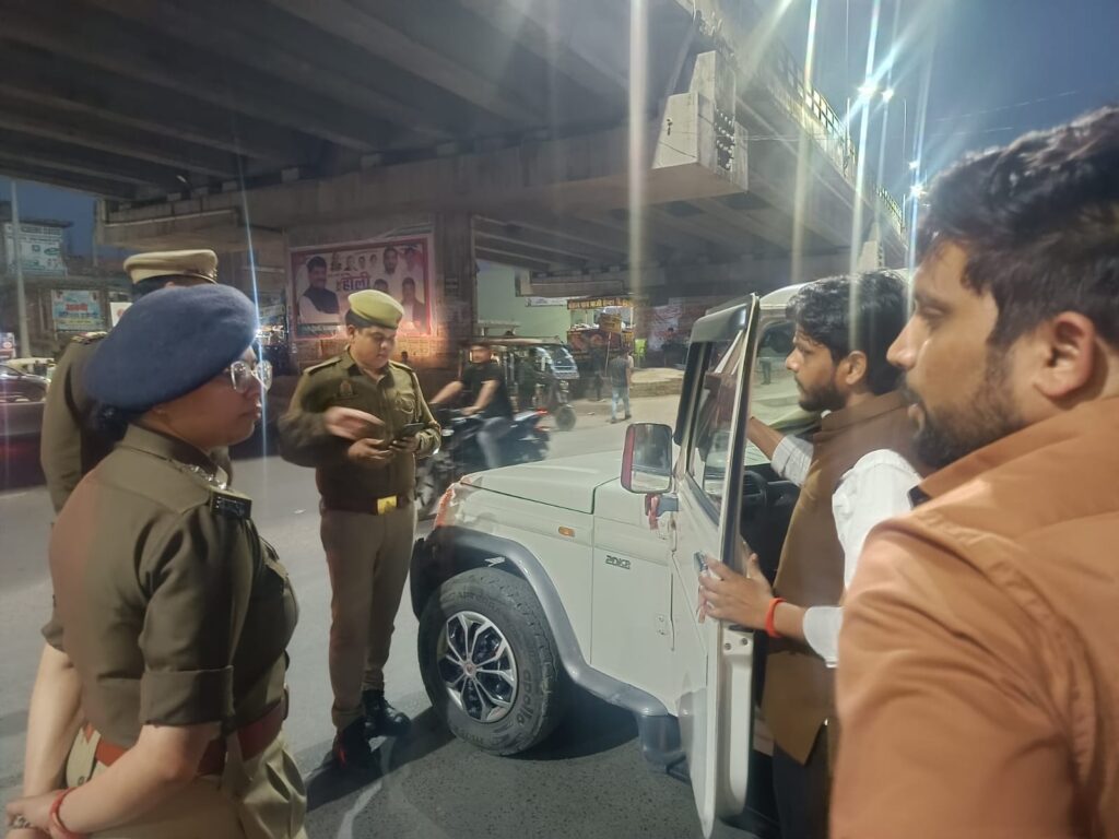 चौराहे पर लगा वाहन चेकिंग अभियान, 60 वाहनों के चालान 3 42389