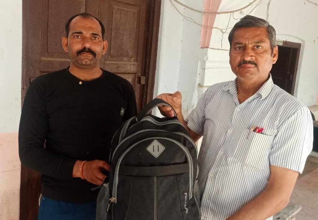 रिटायर्ड आईटीबीपी जवान ने लौटाया लैपटॉप व जरूरी दस्तावेजों से भरा बैग 3 50350