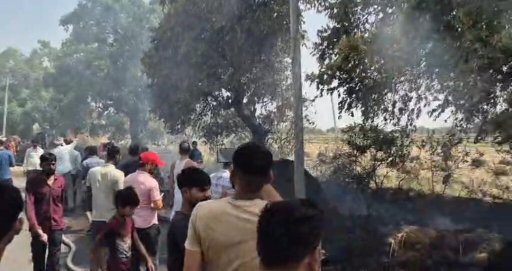 गोबर वाले उपलों के ढेर में लगी आग, फायर ब्रिगेड ने पाया काबू, बड़ा हादसा टला 3 76878