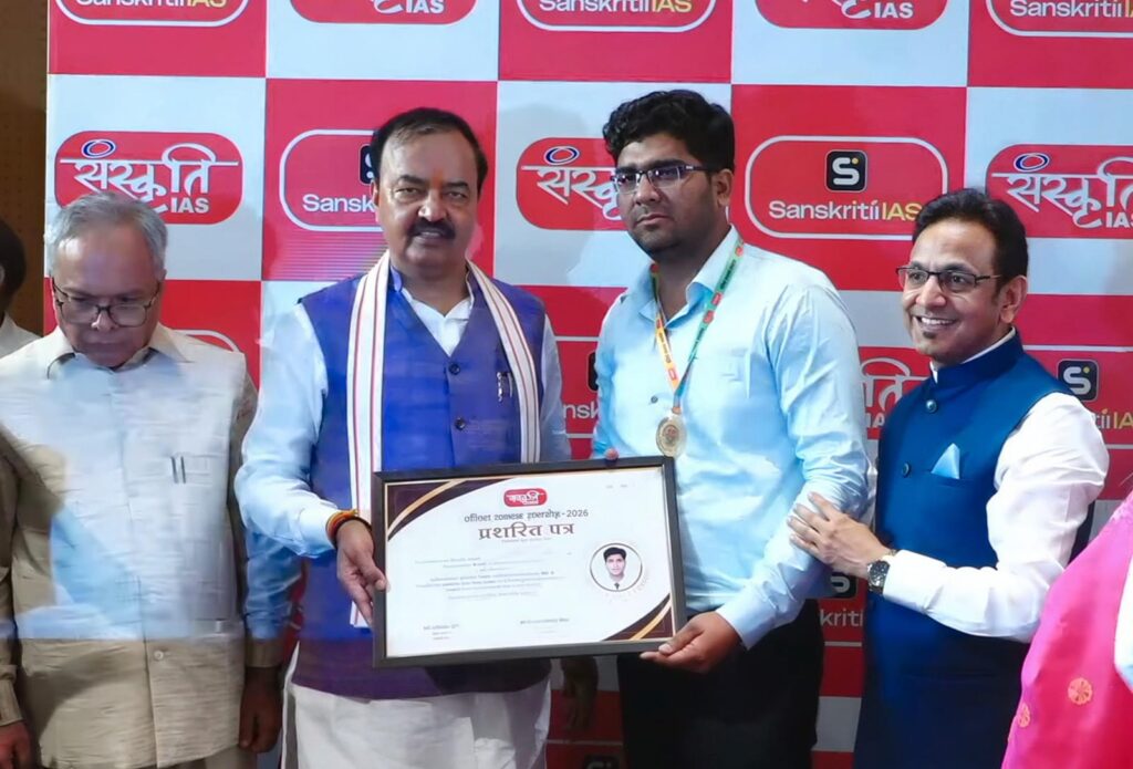 उपमुख्यमंत्री केशव प्रसाद मौर्य द्वारा बेला के नवनियुक्त जिला समाज कल्याण अधिकारी प्रशांत चक सम्मानित किए गए 3 78993