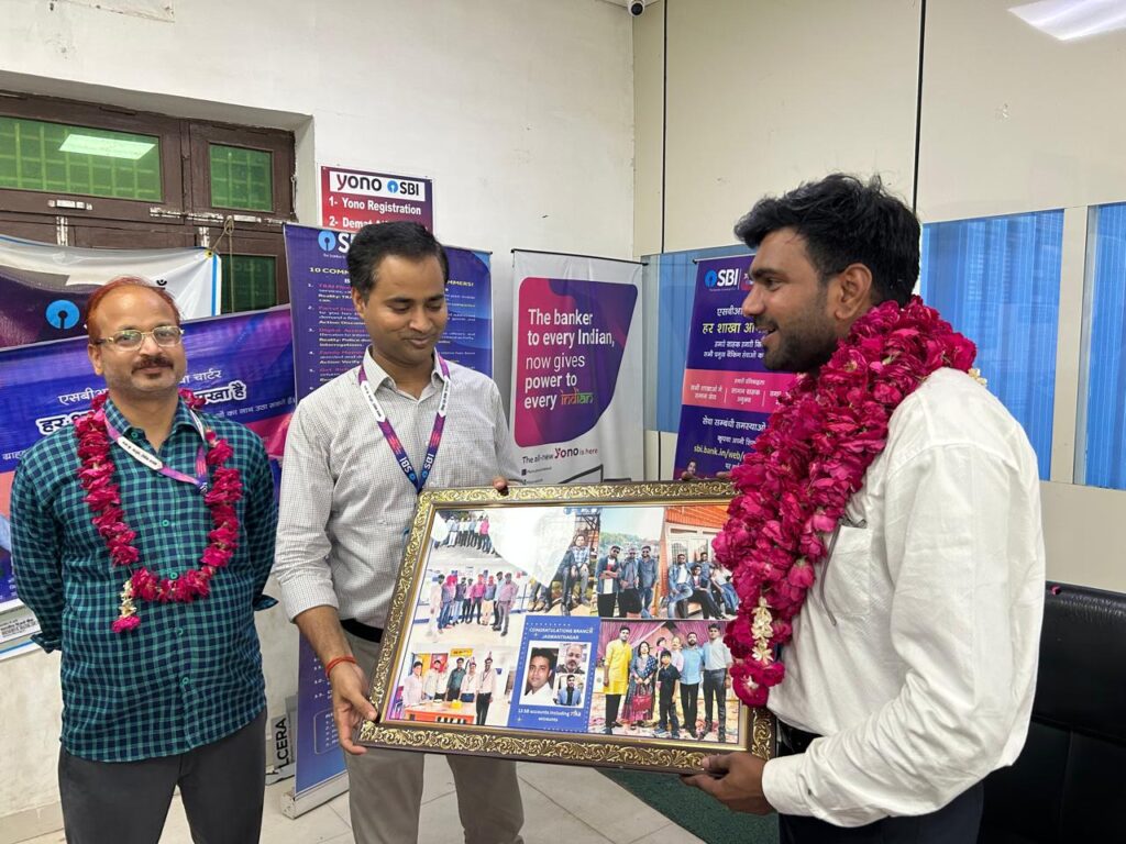 स्टेट बैंक ऑफ़ इंडिया के सीनियर एसोसिएट यादवेंद्र का हुआ ट्रांसफर, स्टाफ ने दी भावुक विदाई 3 101998