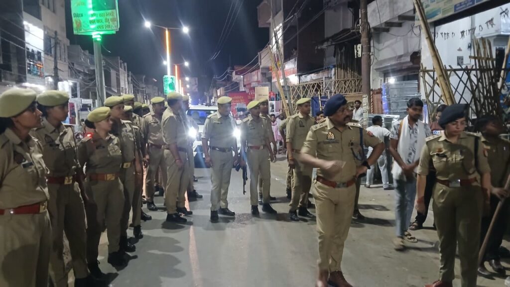 जाम की समस्या को लेकर अतिक्रमण हटाने की दी हिदायत, पुलिस ने कस्बे में किया पैदल गश्त 3 102569