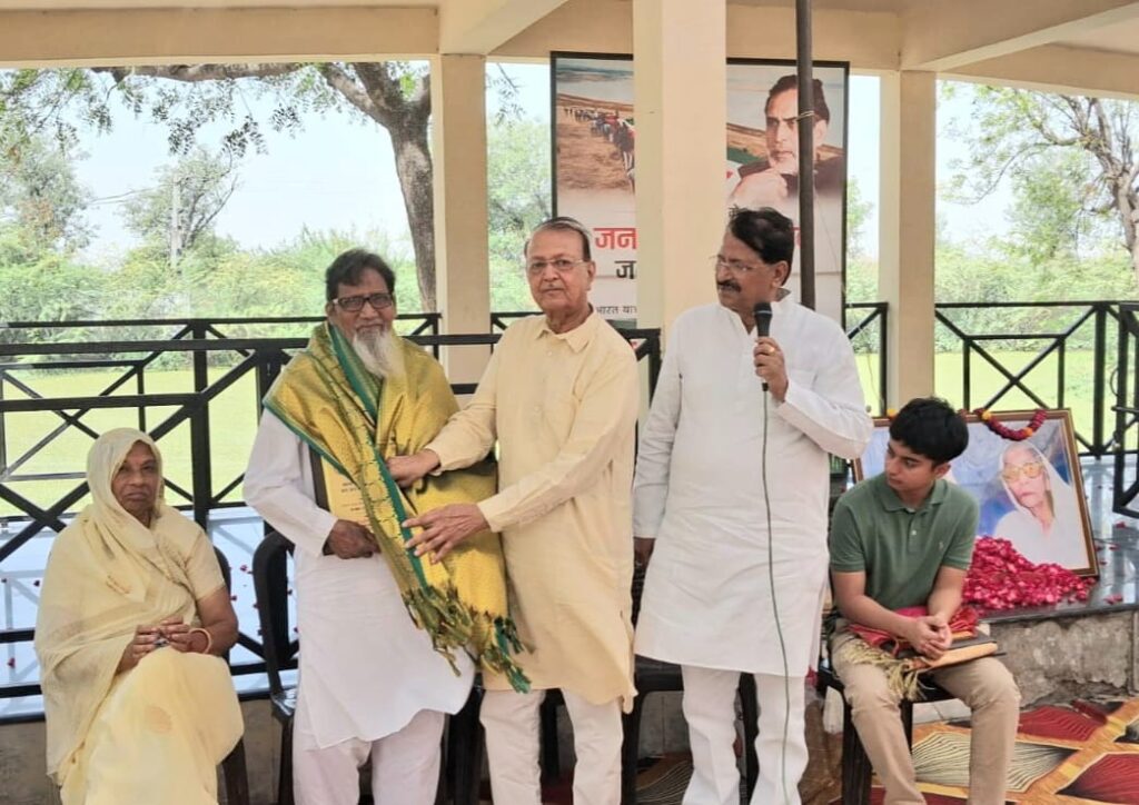 लोहिया ग्राम में जननायक चंद्रशेखर जन्मशती समारोह के तहत किया गया सामाजिक कार्यकर्ताओं का सम्मान 3 103442