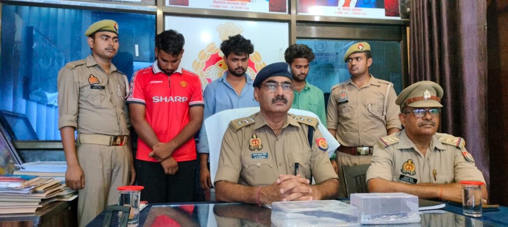 तीन आरोपियों को पुलिस ने किया गिरफ्तार -तमंचा व बुलेट बाइक बरामद 3 104210