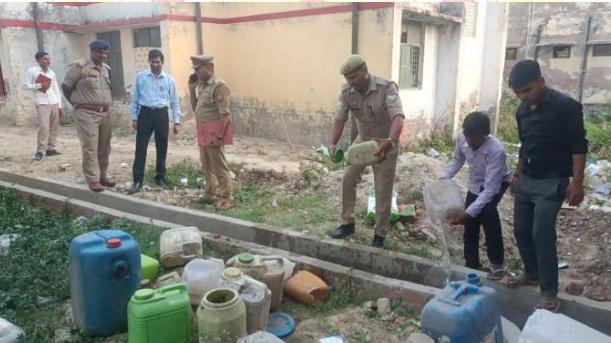 किशनी थाने में माल मुकदमाती शराब का विनष्टीकरण, 825 लीटर शराब नष्ट 3 104300
