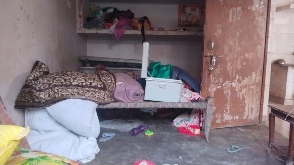 मैनपुरी: सोने चांदी के आभूषण समेत नगदी चोरी, मचा हड़कंप 3 104583