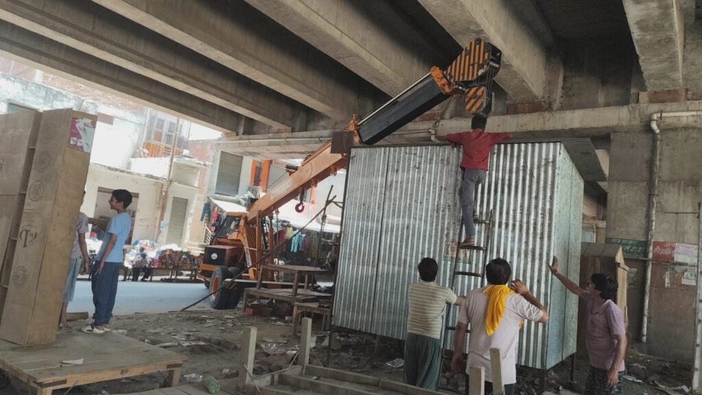 नवीगंज में दुकानदारों ने स्वयं हटाए ओवरब्रिज के नीचे से खोखे 3 107386