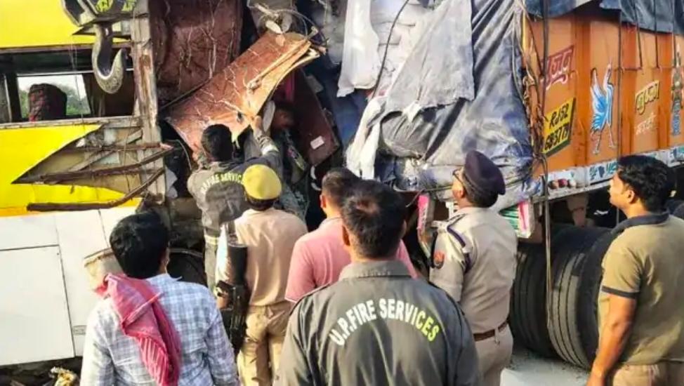 आगरा-लखनऊ एक्सप्रेसवे पर भीषण हादसा, बस-ट्रक टक्कर में चालक समेत दो की मौत 3 108419