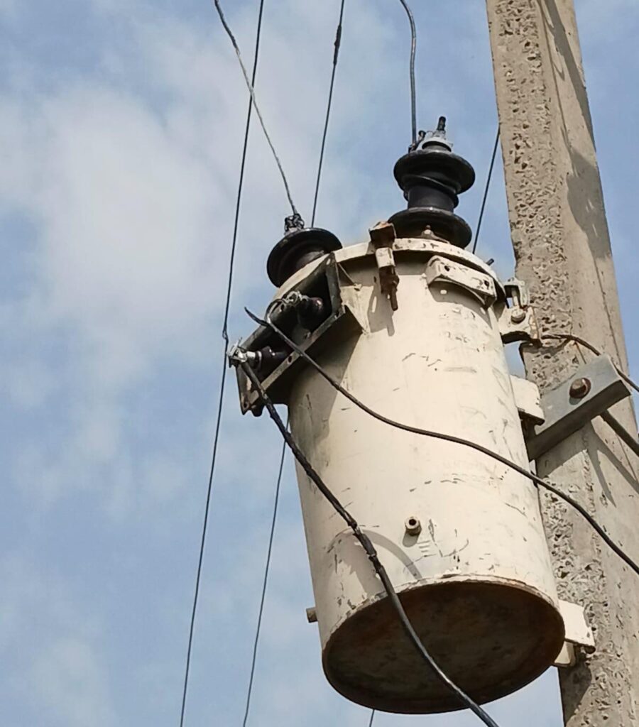 तीन दिन से फुंका पड़ा ट्रांसफार्मर, अंधेरे में डूबा तमेरा गांव 3 109100