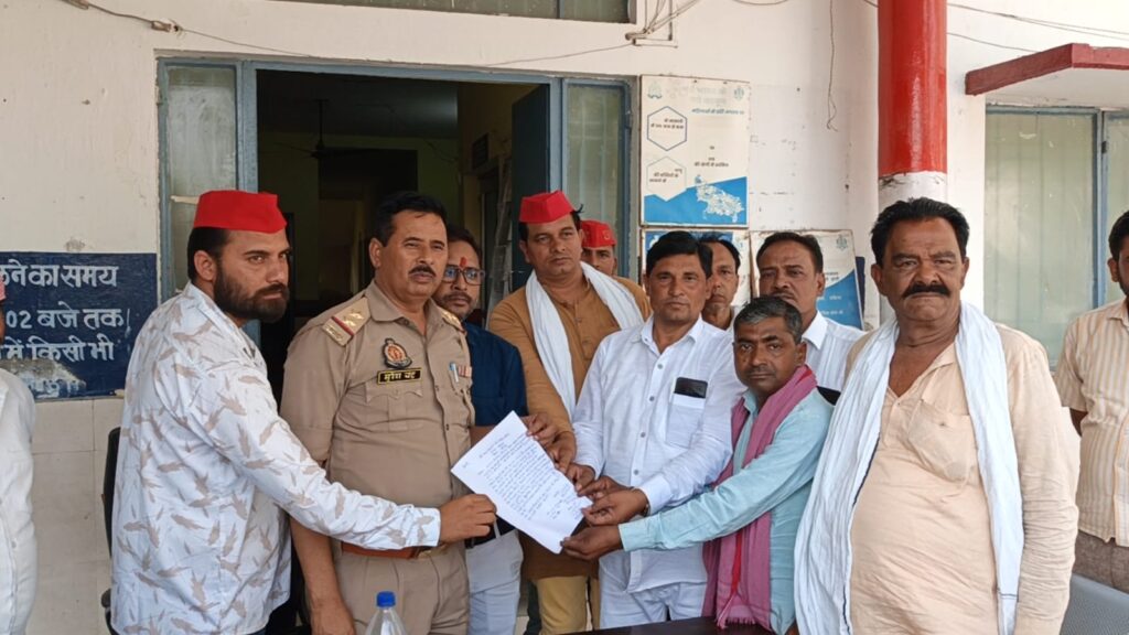 भाजपा पुतला दहन के विरोध में सपा कार्यकर्ताओं ने पुलिस को सौंपा ज्ञापन 3 85638