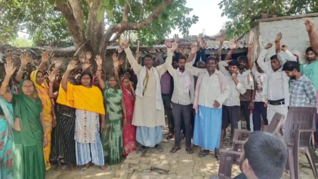 उपद्रवियों के खिलाफ मुकदमा दर्ज कर गिरफ्तारी के लिए ग्रामीण किया प्रदर्शन 3 90892