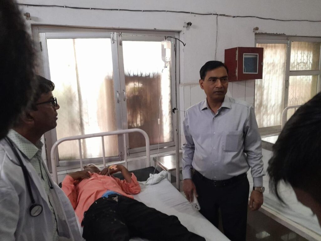 डीएम ने जिला अस्पताल और विद्यालय का किया औचक निरीक्षण 3 95692