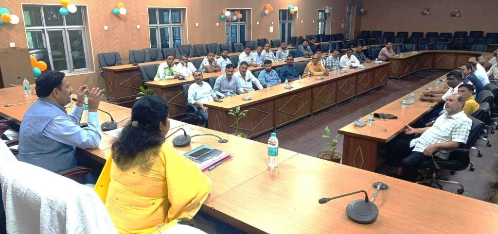 मैनपुरी DM का बड़ा संदेश: घर पास हो तो पैदल जाएं ऑफिस, खुद हटाई एस्कॉर्ट गाड़ी 3 96668