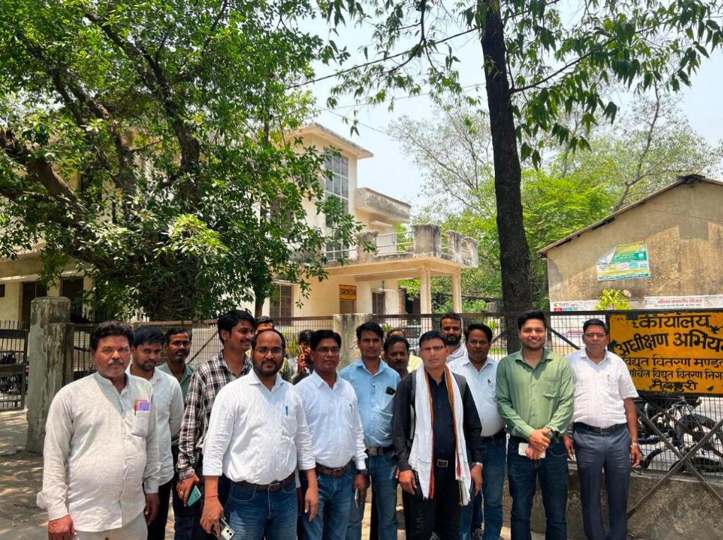 विद्युत विभाग में बढ़ा असंतोष, तीसरे दिन भी अधिकारियों-कर्मचारियों का प्रदर्शन जारी 3 96839