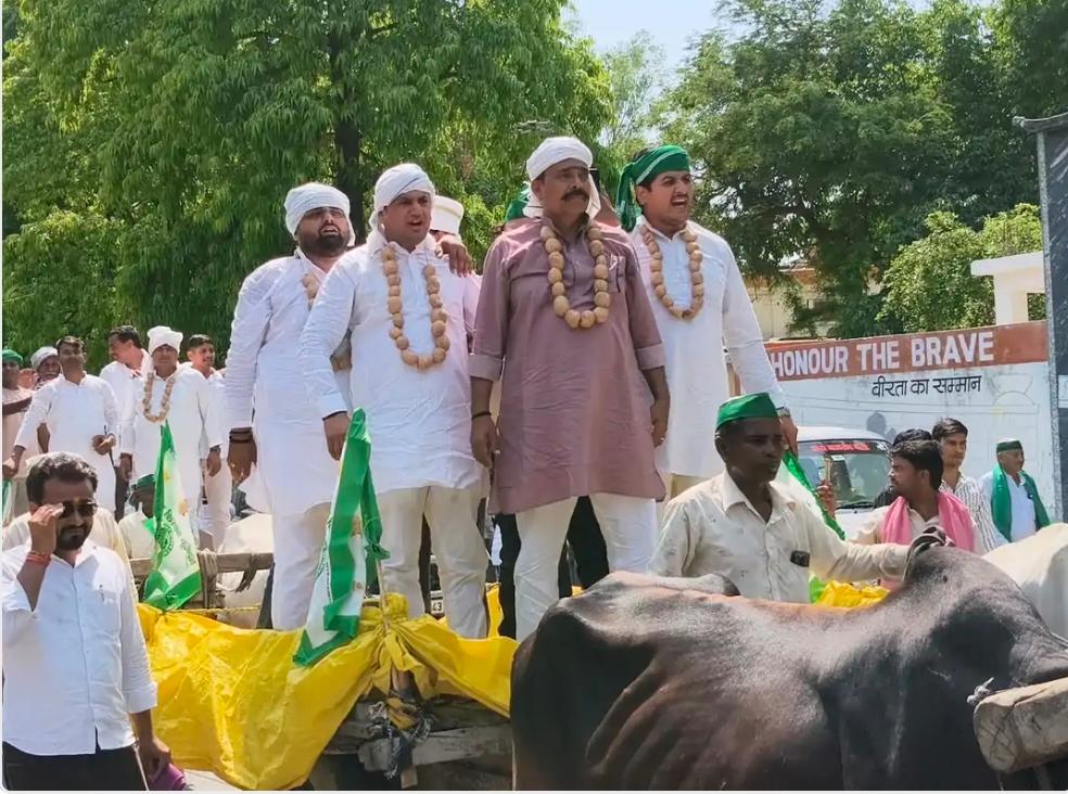 बैलगाड़ियों पर पहुंचे किसान, आलू के दामों को लेकर किया प्रदर्शन 3 98362
