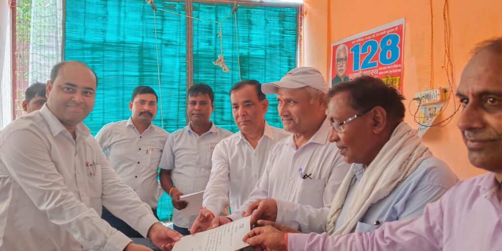 तहसील बार एसोसिएशन के नवचयनित पदाधिकारियों को मिले प्रमाण पत्र 3 99593