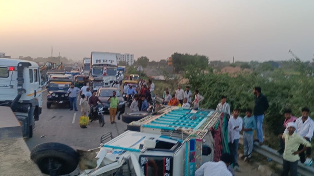 मैक्स ट्रक पलटी,चालक घायल ओवरटेक के दौरान हुआ हादसा, हाईवे पर लगा जाम, पुलिस और इंसिडेंट टीम ने संभाला मोर्चा 3 99726