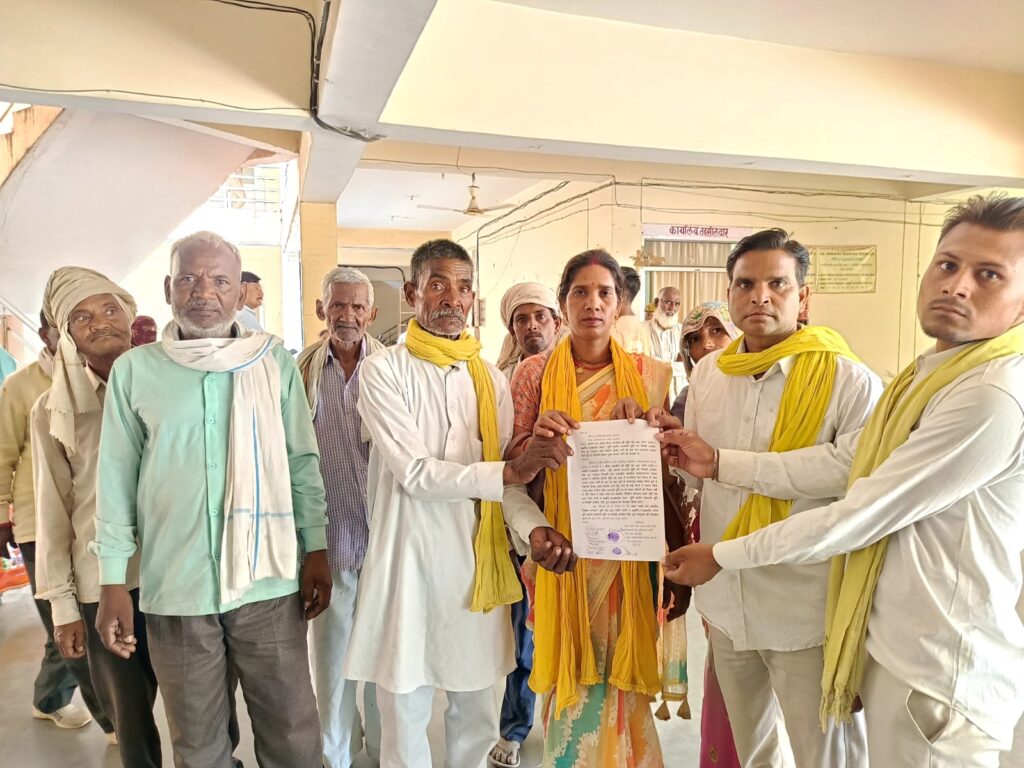 सरकारी बंजर भूमि पर कब्जे का आरोप, ग्रामीणों ने एसडीएम से लगाई गुहार 3 110889