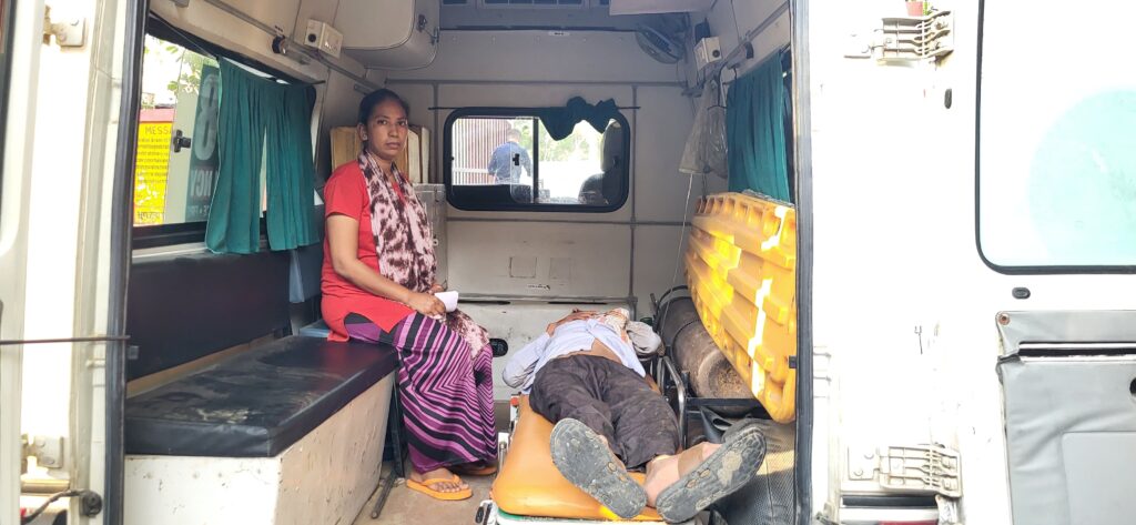 फेरी लगाकर लौट रहे कपड़ा व्यापारी को ट्रैक्टर ने मारी टक्कर, हालत गंभीर, सीएचसी से सैफई मेडिकल कॉलेज रेफर 3 112963