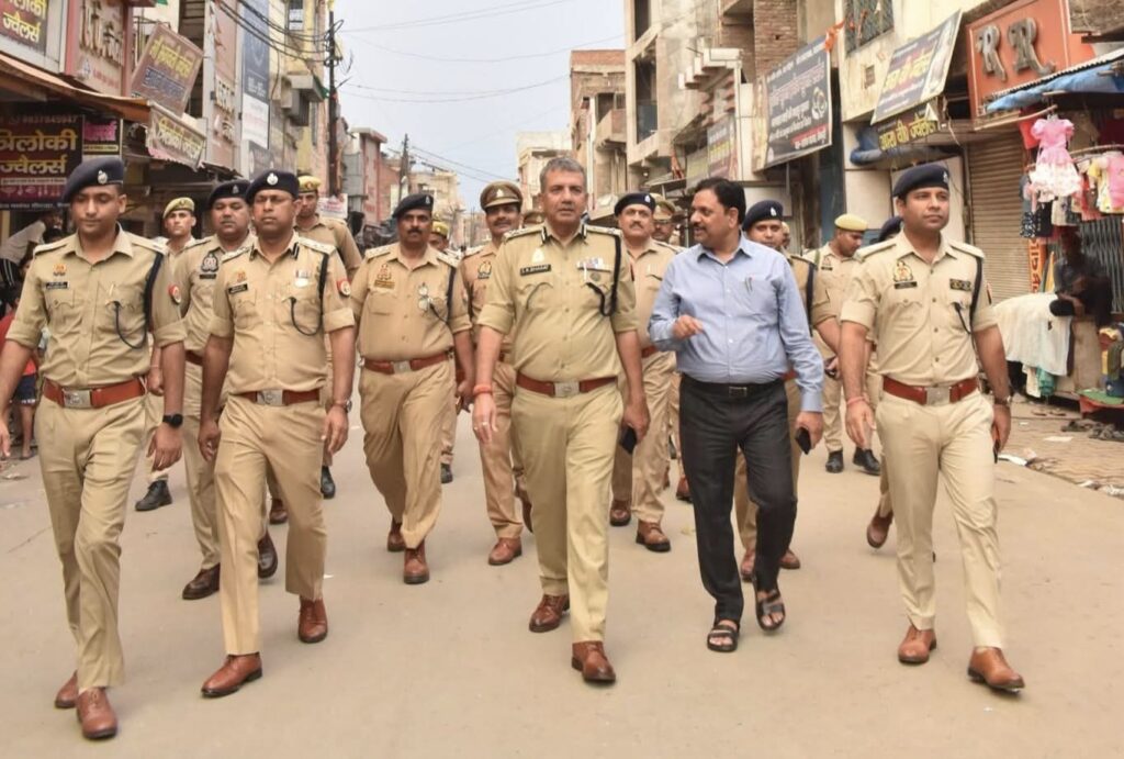 एडीजी एस.के. भगत ने मैनपुरी में किया पैदल गश्त, सुरक्षा व्यवस्था का लिया जायजा 3 113130