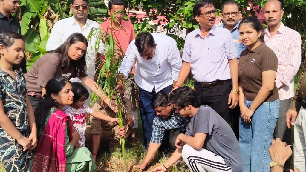 विश्व पर्यावरण दिवस पर औरैया में 'एक पेड़ माँ के नाम' अभियान, जनप्रतिनिधियों और अधिकारियों ने किया वृक्षारोपण 3 113430