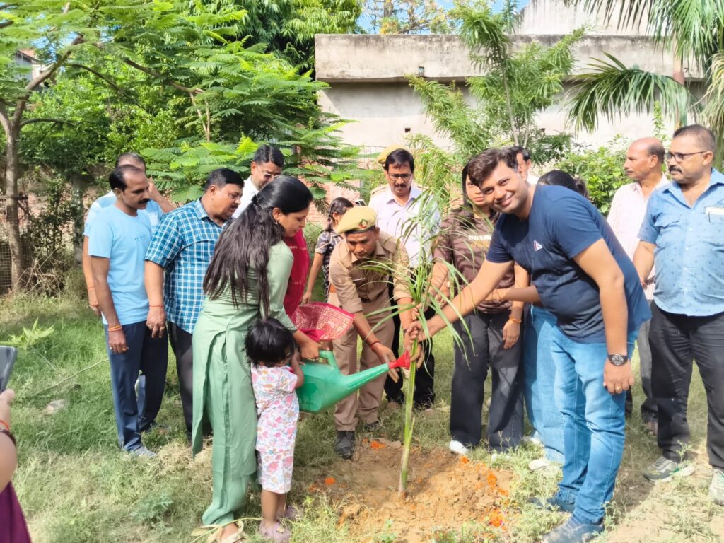 विश्व पर्यावरण दिवस पर औरैया में 'एक पेड़ माँ के नाम' अभियान, जनप्रतिनिधियों और अधिकारियों ने किया वृक्षारोपण 5 113449