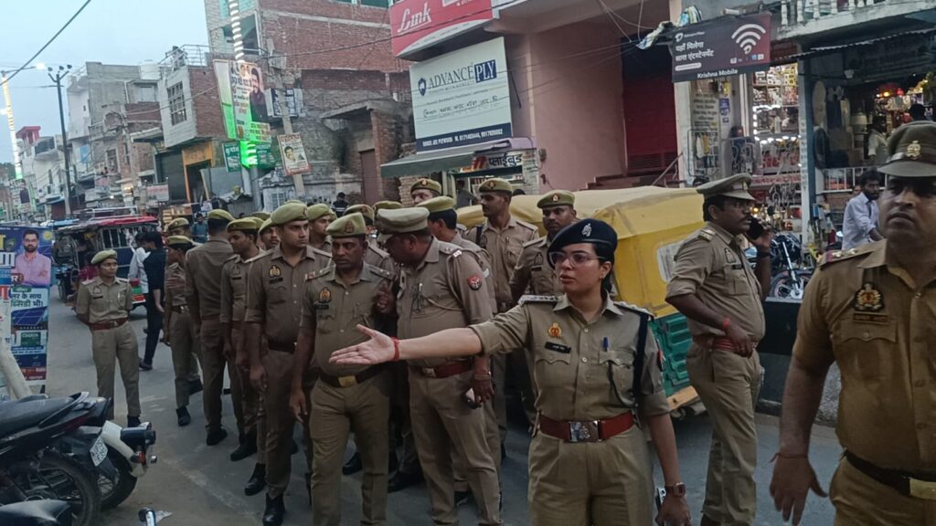 नगर में सुरक्षा व्यवस्था मजबूत करने को चला अभियान, बाजारों व चौराहों का किया निरीक्षण 3 113737