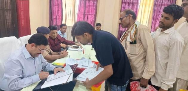 संपूर्ण समाधान दिवस में डीएम ने मौके पर सुधरवाई खतौनी, अधिकारियों को समयबद्ध व गुणवत्तापूर्ण निस्तारण के दिए निर्देश 3 114433