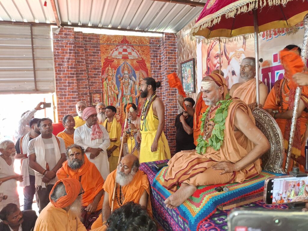 विठ्ठल आश्रम टिक्सी मंदिर में पहुंचे ज्योतिष्पीठाधीश्वर जगद्गुरु शंकराचार्य स्वामी अविमुक्तेश्वरानंद सरस्वती जी महाराज 4 114914