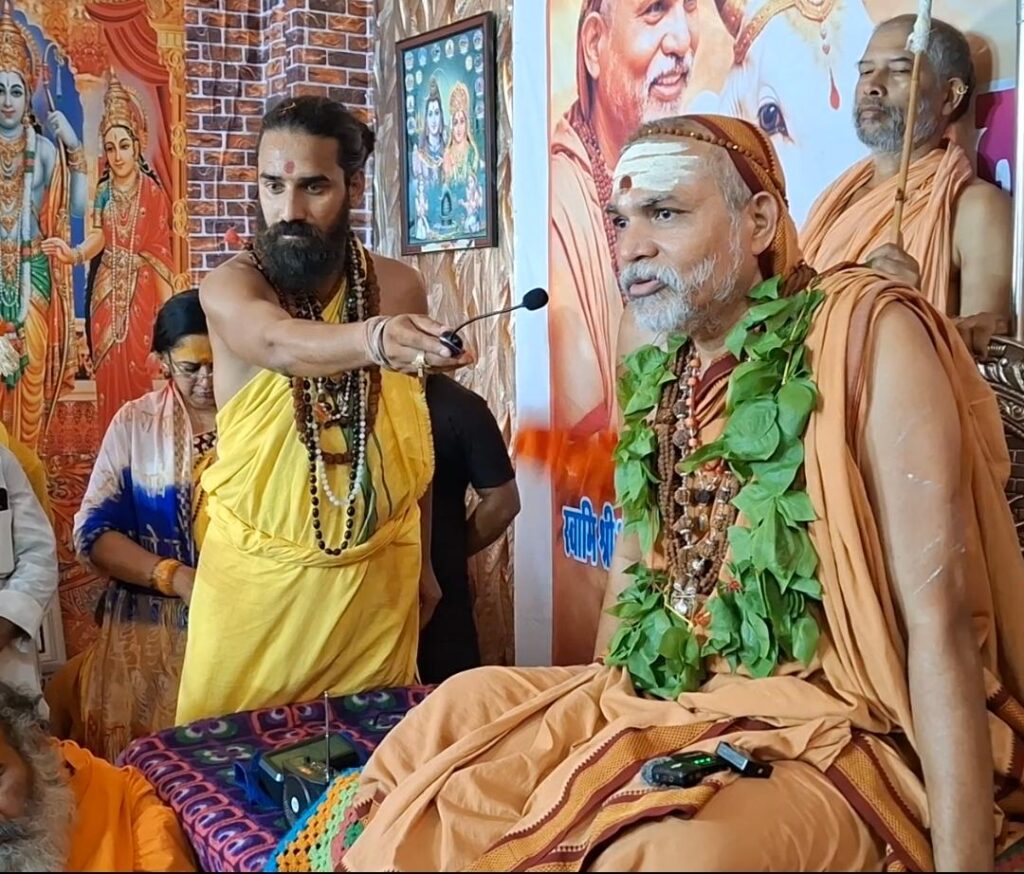 विठ्ठल आश्रम टिक्सी मंदिर में पहुंचे ज्योतिष्पीठाधीश्वर जगद्गुरु शंकराचार्य स्वामी अविमुक्तेश्वरानंद सरस्वती जी महाराज 3 114917