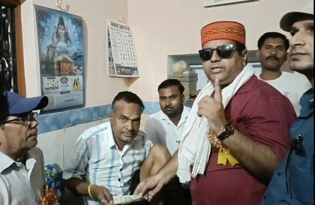 सड़क दुर्घटना में घायल पत्रकार विनीत की मदद को आगे आया इलेक्ट्रोनिक एवं प्रिंट मीडिया वेलफेयर एसोसिएशन इंडिया 3 115732