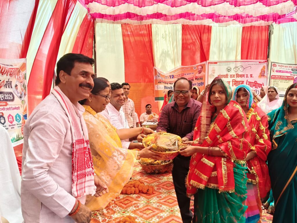 खंड विकास कार्यालय में जनकल्याण शिविर एवं मेले का आयोजन, योजनाओं की दी जानकारी 3 120346