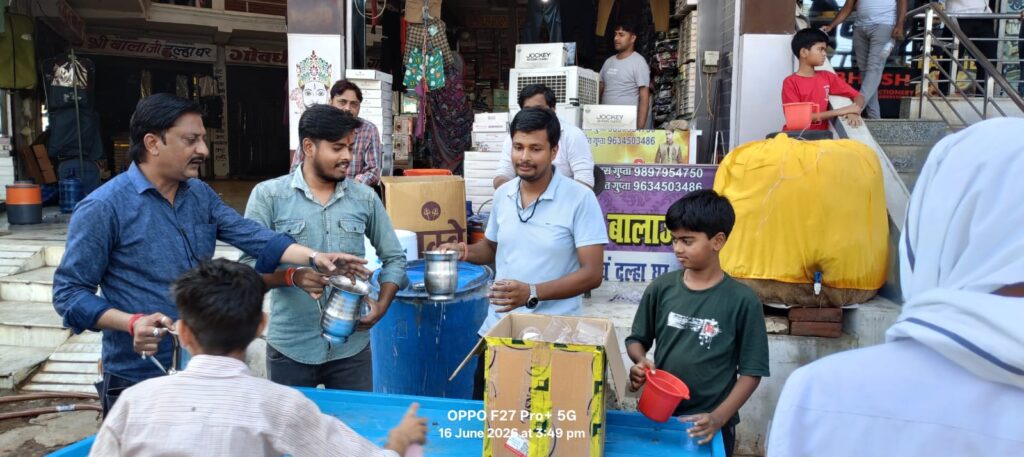 दुकानदारों ने शरबत वितरण कर पेश की अनोखी मिसाल, भीषण गर्मी में जनमानस को राहत 3 121636