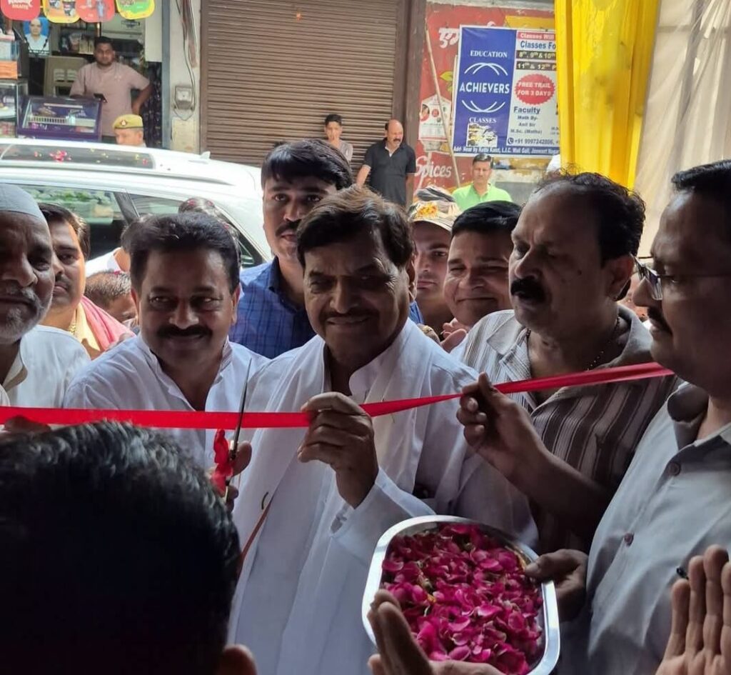 विधायक शिवपाल सिंह यादव ने किया 'बाबा गारमेंट्स कलेक्शन' का भव्य उद्घाटन 3 124122