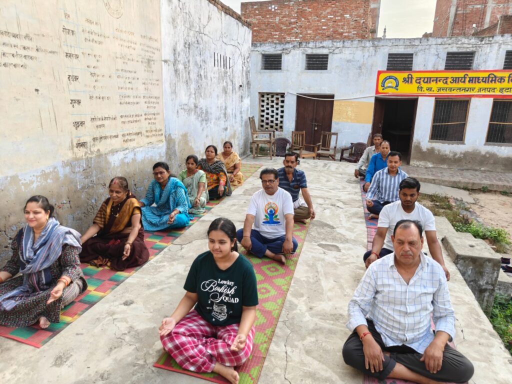 विश्व योग दिवस पर आर्य समाज मंदिर में हुआ योगाभ्यास 3 126177