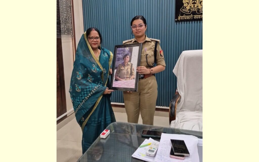 नारी शक्ति सम्मान से सम्मानित हुईं सीओ आयुषी सिंह, वसुधा वर्मा ने किया अभिनंदन 3 128505