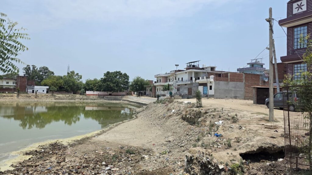 तालाब की भूमि पर अवैध कब्जों पर प्रशासन की कार्रवाई 3 130192
