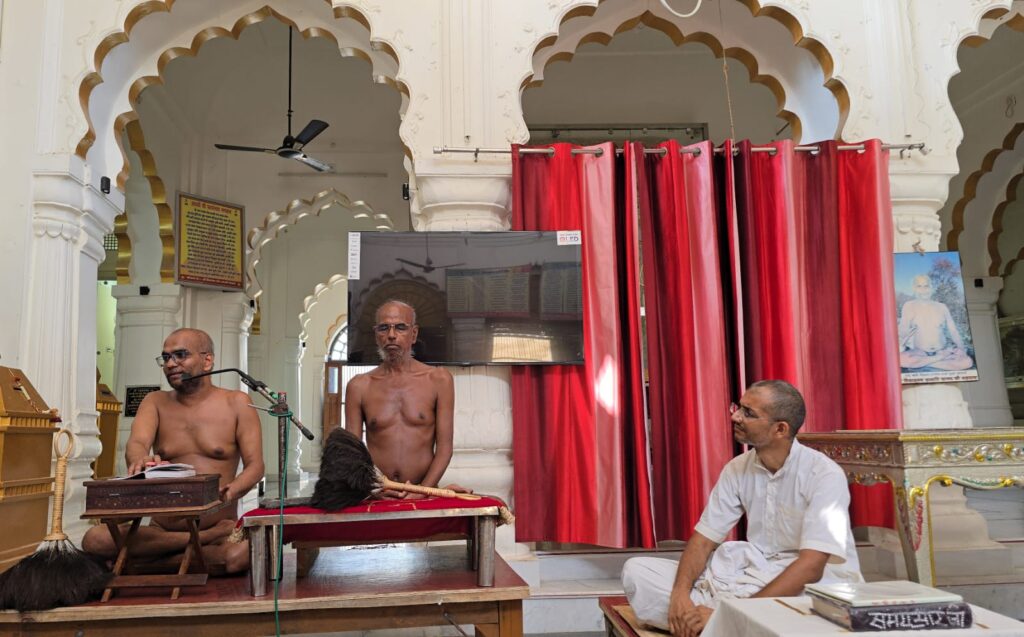 जसवंतनगर में आचार्य सौभाग्य सागर एवं आचार्य सुरत्न सागर महाराज का भव्य मंगल प्रवेश, धर्मसभा में अपरिग्रह का दिया संदेश 3 130798