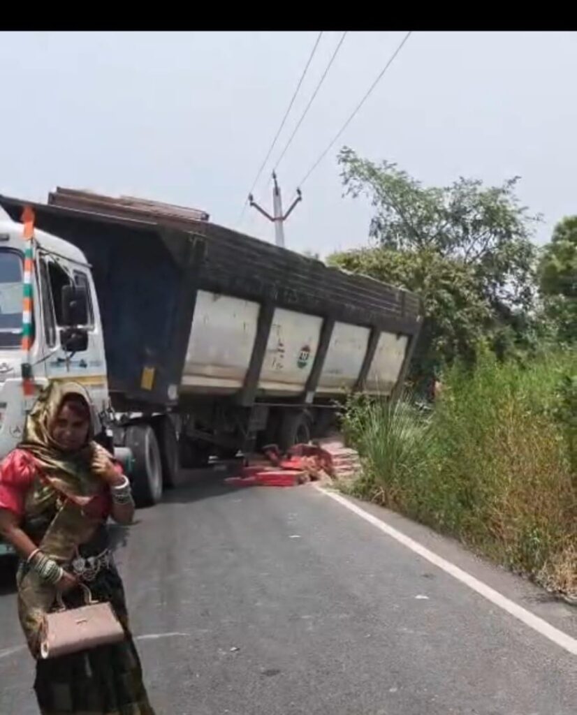 ओवरलोड डंपर पुलिया तोड़कर रजवाहे में गिरा, 2 घंटे तक लगा रहा जाम, यातायात रहा बाधित 3 131968