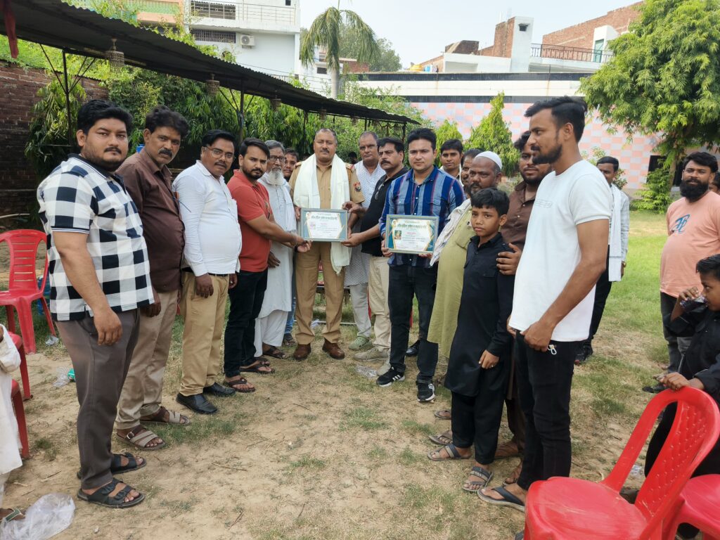 मोहर्रम के कार्यक्रम शांतिपूर्ण संपन्न कराने पर पुलिस अधिकारियों का सम्मान, ऑल इंडिया उलेमा व मशाईख बोर्ड ने किया अभिनंदन 3 132957