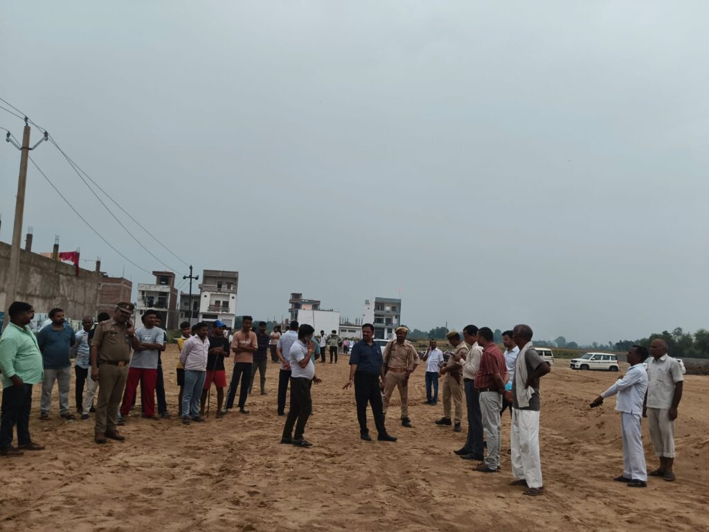 डीएम ने कस्बा पहुंचकर चक मार्ग से हटवाया अवैध कब्जा, जेसीबी से गिराई बाउंड्री 3 134567