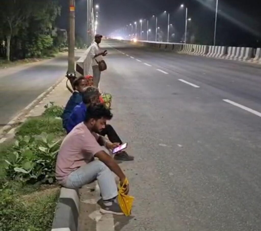 फ्लाईओवर से बसें दौड़ाने का आरोप, बस स्टॉप पर घंटों इंतजार करते रह जाते हैं यात्री, शिकायत और डीएम के निर्देशों के बाद भी नहीं सुधरी व्यवस्था, रात में महिला व बच्चों को सबसे ज्यादा परेशानी 2 146643