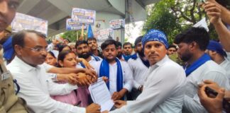 इटावा: शिक्षा मंत्री के इस्तीफे की मांग को लेकर आज़ाद समाज पार्टी ने जिला मुख्यालय पर सौंपा ज्ञापन