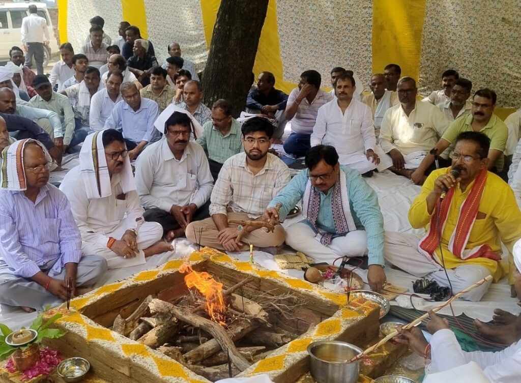 पूर्व सांसद रघुराज शाक्य के चाचा को नम आंखों से दी अंतिम श्रद्धांजलि, धौलपुर खेड़ा में आयोजित शोकसभा 3 160359